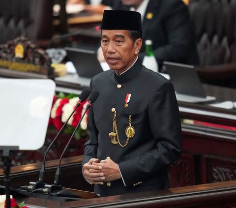 Presiden Joko Widodo atau Jokowi menyampaikan pidato kenegaraan dalam Sidang Tahunan MPR 2024 di Kompleks Parlemen Senayan, Jakarta, Jumat (16/8/2024). Dalam pidatonya, Jokowi menyinggung transisi kepemimpinan yang akan berganti kepada Presiden terpilih Prabowo Subianto pada 20 Oktober 2024 mendatang. Foto: Tatan Syuflana/Pool via REUTERS