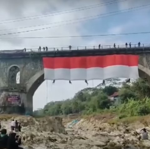Sambut HUT ke-79 Kemerdekaan Indonesia, Aksi Mapala Kibarkan Bendera Merah Putih  di Jembatan Kebumen Ini Curi Perhatian