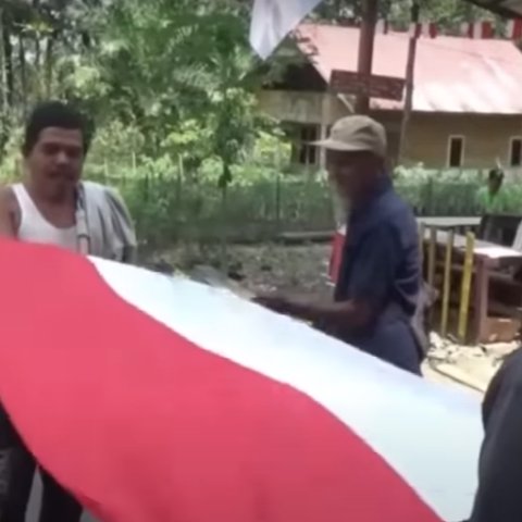 Sambut HUT ke-79 Kemerdekaan Indonesia, Aksi Mapala Kibarkan Bendera Merah Putih  di Jembatan Kebumen Ini Curi Perhatian