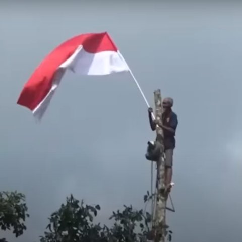 Sambut HUT ke-79 Kemerdekaan Indonesia, Aksi Mapala Kibarkan Bendera Merah Putih  di Jembatan Kebumen Ini Curi Perhatian