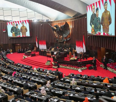 FOTO: Pidato Jokowi di Gedung DPR Diwarnai Aksi Prabowo Beri ‘Hormat’