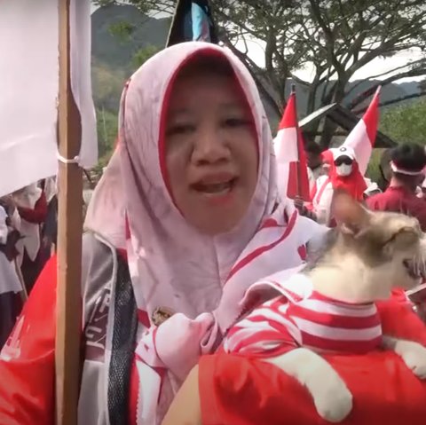 Sambut HUT ke-79 Kemerdekaan Indonesia, Aksi Mapala Kibarkan Bendera Merah Putih  di Jembatan Kebumen Ini Curi Perhatian