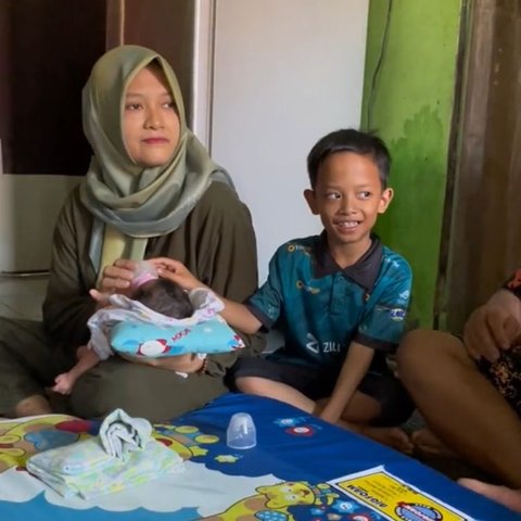 Momen A I U E O Anak Kembar 5 Datangi Rumah Bayi Kembar 5 di Indramayu Ini Viral, Curi Perhatian