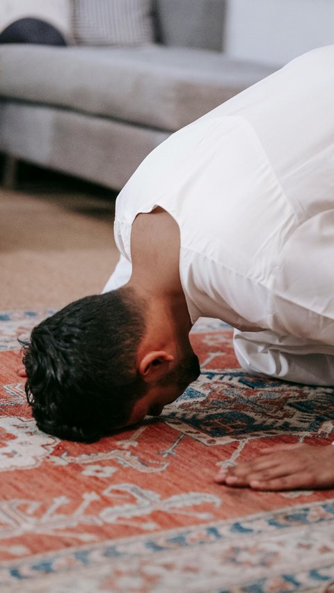 Characteristics of Those Who Neglect Prayer, One of Which is Being Hasty