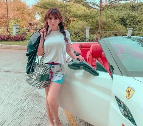 The Hedonistic Style Portrait of Angela Lee Before Being Arrested for Alleged Luxury Bag Fraud Case