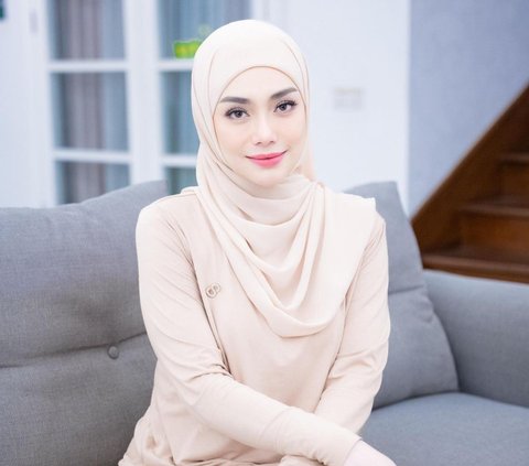 8 Portraits of Celine Evangelista in Hijab, Increasingly Rumored to be a Convert