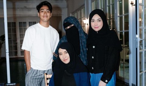 Ummi Pipik mengungkapkan soal Celine yang menjadi mualaf. Menurut Ummi Pipik, Celine sudah lama masuk Islam.<br>