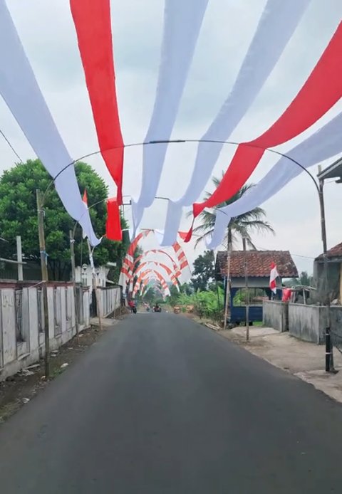 Viral Penampakan Jalanan Tasikmalaya Ini Dihiasi dengan Bendera Merah Putih, Bikin Takjub Warganet