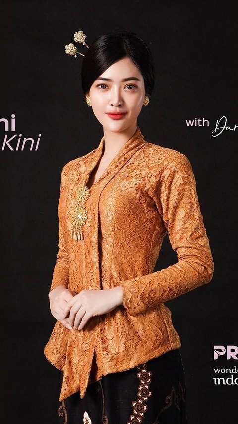 The woman who is now exactly 26 years old finally created content showing the reactions of local residents when they see her wearing the traditional Indonesian kebaya.