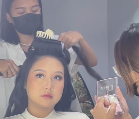 17-Year-Old MUA Very Proud to Style Sisca Kohl's Hair