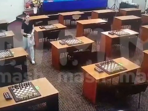 Moments of Chess Player Poisoning Opponent Captured by CCTV, Chessboard Sprinkled with Mercury Before Match