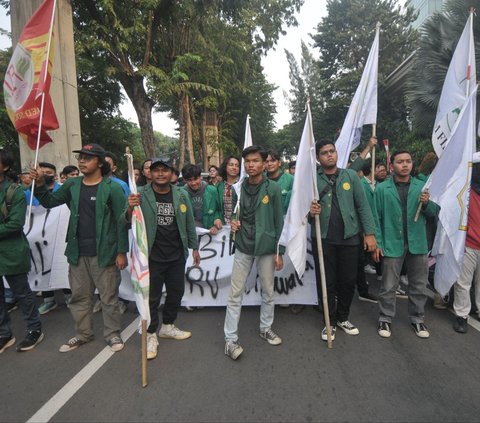 Puluhan mahasiswa menggelar aksi unjuk rasa di kawasan Gedung DPR RI, Jakarta, Jumat (16/8/2024). Aksi unjuk rasa yang bertepatan dengan momen pidato kenegaraan Presiden Joko Widodo di Sidang Tahunan MPR turut diwarnai aksi saling dorong antara mahasiswa dan polisi. Foto: Merdeka.com/Imam Buhori