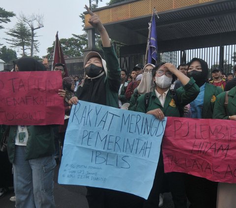 FOTO: Demo Mahasiswa Saat Sidang Tahunan di Gedung DPR Diwarnai Aksi Saling Dorong dengan Polisi