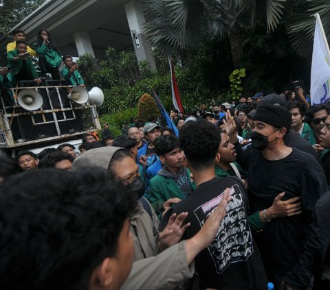 FOTO: Demo Mahasiswa Saat Sidang Tahunan di Gedung DPR Diwarnai Aksi Saling Dorong dengan Polisi