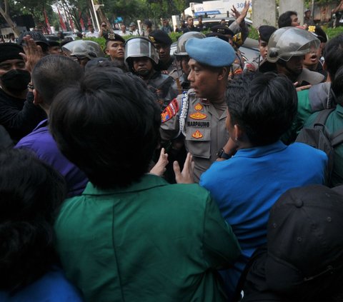 FOTO: Demo Mahasiswa Saat Sidang Tahunan di Gedung DPR Diwarnai Aksi Saling Dorong dengan Polisi