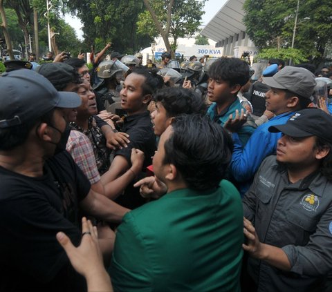 FOTO: Demo Mahasiswa Saat Sidang Tahunan di Gedung DPR Diwarnai Aksi Saling Dorong dengan Polisi