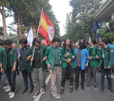 FOTO: Demo Mahasiswa Saat Sidang Tahunan di Gedung DPR Diwarnai Aksi Saling Dorong dengan Polisi