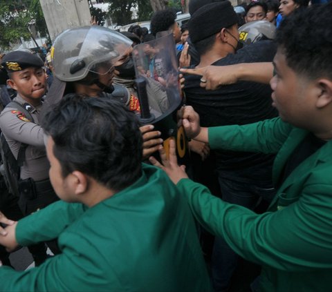 FOTO: Demo Mahasiswa Saat Sidang Tahunan di Gedung DPR Diwarnai Aksi Saling Dorong dengan Polisi