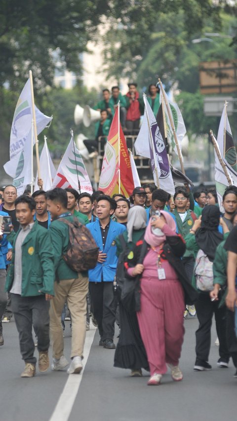 Mahasiswa menggelar aksi unjuk rasa bertepatan dengan pidato kenegaraan Presiden Jokowi di Sidang Tahunan MPR, di kawasan Gedung DPR RI, Jakarta, Jumat (16/8/2024). Foto: Merdeka.com/Imam Buhori