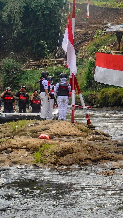 FOTO: Semarakkan HUT Kemerdekaan RI, Warga Gelar Upacara di Sungai Ciliwung