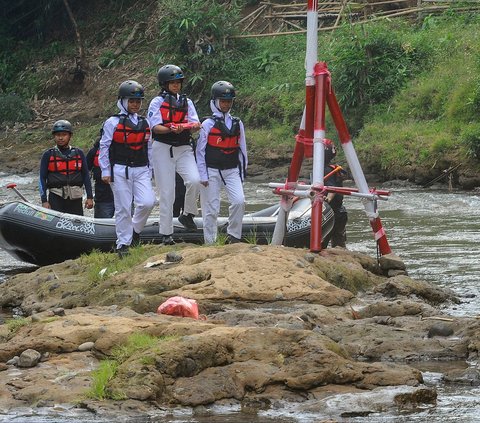 Peserta bersiap mengibarkan bendera selama upacara peringatan HUT ke-79 Kemerdekaan RI di Sungai Ciliwung, GDC, Depok, Jawa Barat, Senin (17/8/2020). Kegiatan upacara peringatan HUT ke-79 Kemedekaan RI di Sungai Ciliwung ini  diselenggarakan oleh Komunitas Ciliwung Depok. Foto: Merdeka.com/Arie Basuki<br>