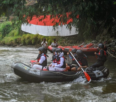 FOTO: Semarakkan HUT Kemerdekaan RI, Warga Gelar Upacara di Sungai Ciliwung