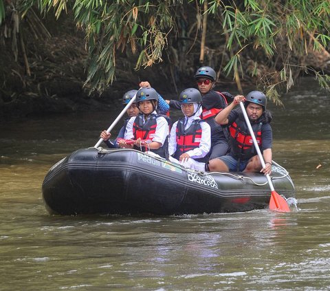 FOTO: Semarakkan HUT Kemerdekaan RI, Warga Gelar Upacara di Sungai Ciliwung