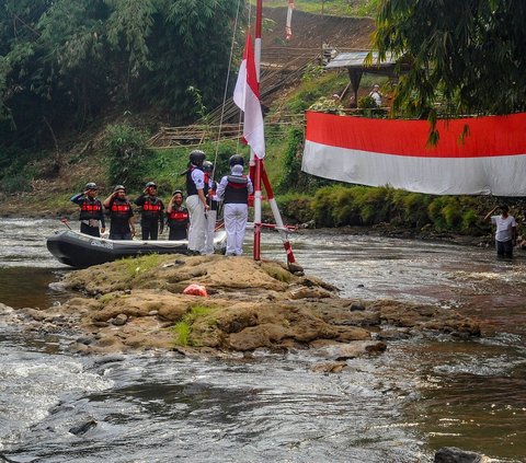 FOTO: Semarakkan HUT Kemerdekaan RI, Warga Gelar Upacara di Sungai Ciliwung