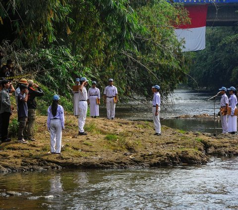 FOTO: Semarakkan HUT Kemerdekaan RI, Warga Gelar Upacara di Sungai Ciliwung