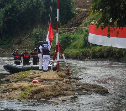 FOTO: Semarakkan HUT Kemerdekaan RI, Warga Gelar Upacara di Sungai Ciliwung