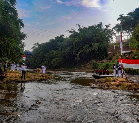 FOTO: Semarakkan HUT Kemerdekaan RI, Warga Gelar Upacara di Sungai Ciliwung