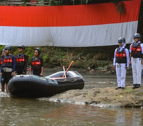 FOTO: Semarakkan HUT Kemerdekaan RI, Warga Gelar Upacara di Sungai Ciliwung