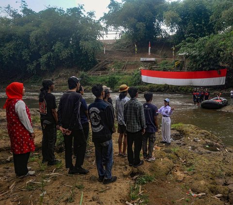 FOTO: Semarakkan HUT Kemerdekaan RI, Warga Gelar Upacara di Sungai Ciliwung