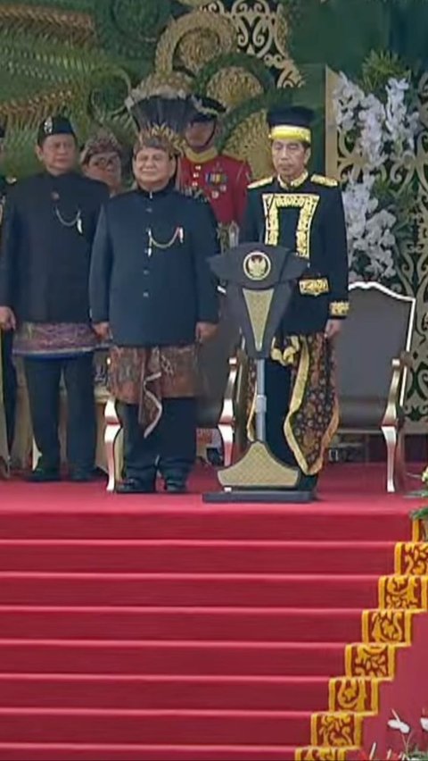 Leading the 79th Independence Day Ceremony of the Republic of Indonesia at Different Palaces, Jokowi and Ma'ruf Wear Traditional Kalimantan Attire