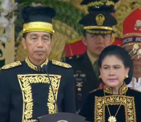 Leading the 79th Independence Day Ceremony of the Republic of Indonesia at Different Palaces, Jokowi and Ma'ruf Wear Traditional Kalimantan Attire