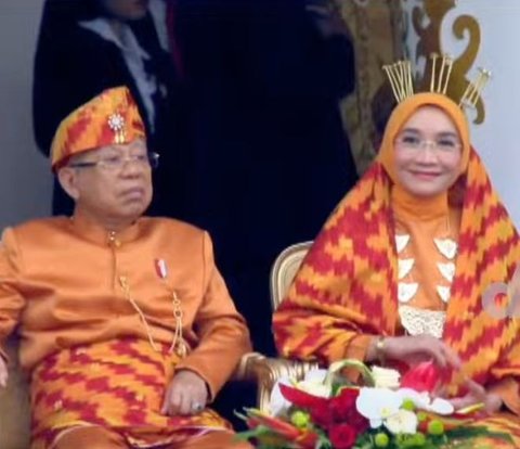 Leading the 79th Independence Day Ceremony of the Republic of Indonesia at Different Palaces, Jokowi and Ma'ruf Wear Traditional Kalimantan Attire