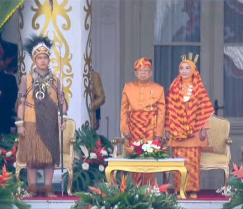 Leading the 79th Independence Day Ceremony of the Republic of Indonesia at Different Palaces, Jokowi and Ma'ruf Wear Traditional Kalimantan Attire