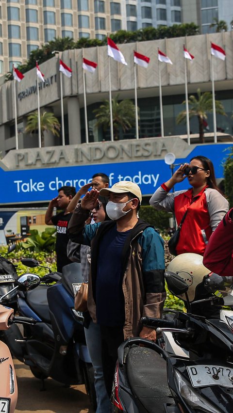 FOTO: Antusiasme Pengendara di Bundaran HI Peringati HUT Kemerdekaan RI, Rela Berhenti dan Hormat Bendera