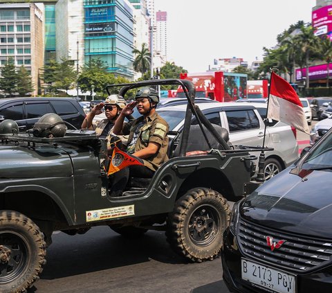 FOTO: Antusiasme Pengendara di Bundaran HI Peringati HUT Kemerdekaan RI, Rela Berhenti dan Hormat Bendera