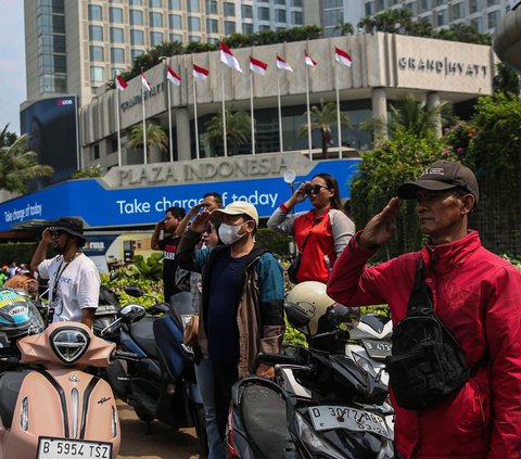 FOTO: Antusiasme Pengendara di Bundaran HI Peringati HUT Kemerdekaan RI, Rela Berhenti dan Hormat Bendera