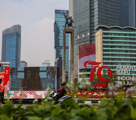 FOTO: Antusiasme Pengendara di Bundaran HI Peringati HUT Kemerdekaan RI, Rela Berhenti dan Hormat Bendera