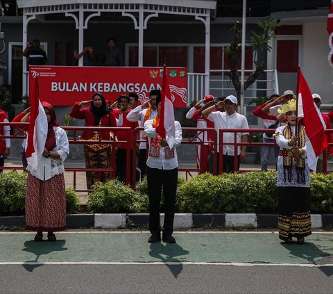 FOTO: Antusiasme Pengendara di Bundaran HI Peringati HUT Kemerdekaan RI, Rela Berhenti dan Hormat Bendera