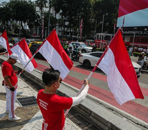 FOTO: Antusiasme Pengendara di Bundaran HI Peringati HUT Kemerdekaan RI, Rela Berhenti dan Hormat Bendera