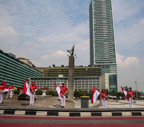 FOTO: Antusiasme Pengendara di Bundaran HI Peringati HUT Kemerdekaan RI, Rela Berhenti dan Hormat Bendera