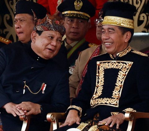 Momen keakraban Presiden RI Joko Widodo bersama Menteri Pertahanan sekaligus Presiden terpilih Prabowo Subianto turut mewarnai Upacara Detik Detik Proklamasi Kemerdekaan RI di Istana Negara, Ibu Kota Nusantara (IKN), Penajam Paser Utara, Kalimantan Timur, Sabtu (17/8/2024). Jokowi dan Prabowo tampak duduk berdampingan selama upacara berlangsung. Foto: REUTERS/Willy Kurniawan<br>