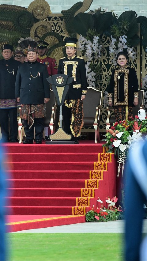 Prabowo terlihat menempati sisi kanan Jokowi, sementara di sisi kiri terdapat Ibu Negara Iriana. Foto: BPMI Setpres