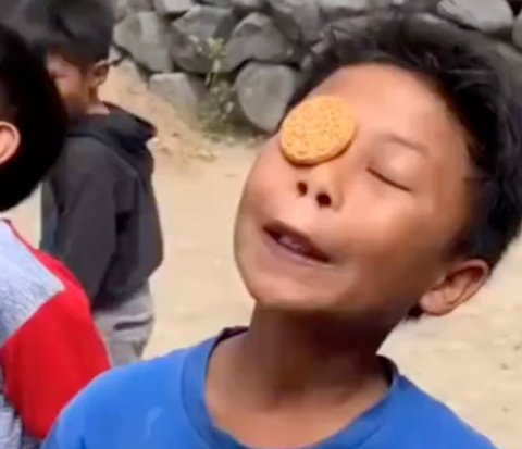 The Wholehearted Struggle of a Child Participating in the Biscuit Eating Contest on Independence Day, Until They Choked Watching It