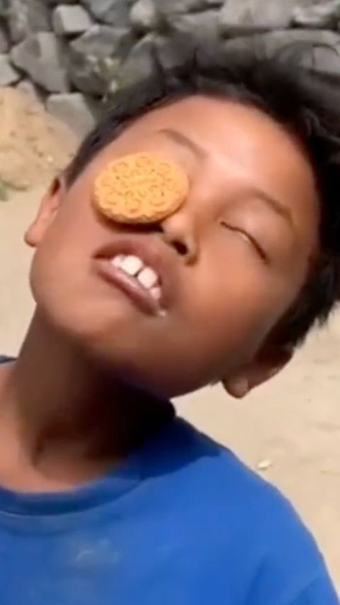 The Wholehearted Struggle of a Child Participating in the Biscuit Eating Contest on Independence Day, Until They Choked Watching It