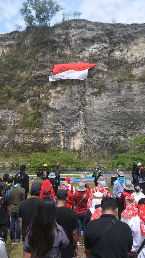 FOTO: Penampakan Gagahnya Merah Putih Raksasa Terbentang di Tebing Gua Lalay Bogor