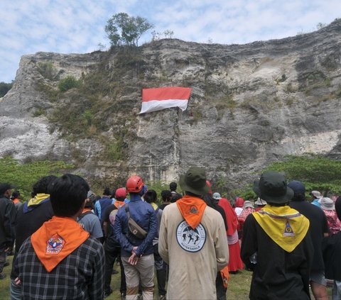 Peserta Latgab Caving Jabodetabek melakukan upacara peringatan HUT ke-79 Kemerdekaan RI di Gua Lalay, Bogor, Jawa Barat, Sabtu (17/8/2024). Upacara di lokasi tak biasa itu diikuti kelompok pecinta alam dari berbagai kampus serta kepemudaan desa. Foto: Merdeka.com/Imam Buhori<br>